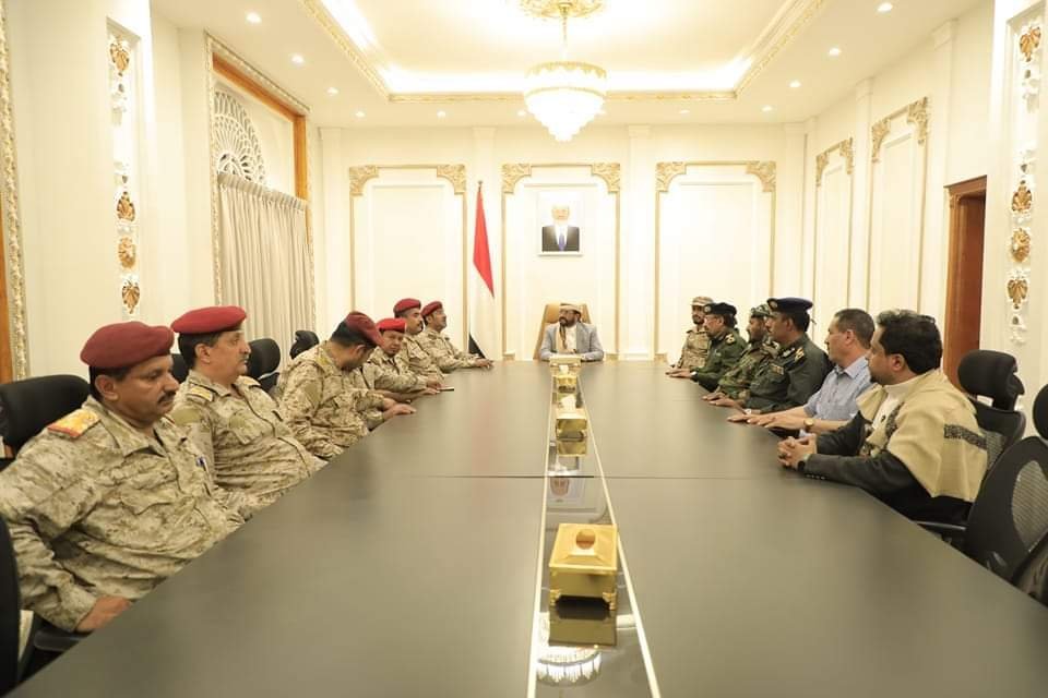 اللجنة العسكرية والأمنية بمأرب تناقش المستجدات وتندد بجريمة رداع الإرهابية Image