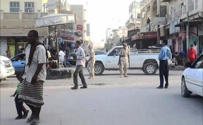 شرطة المهرة تضبط شخصين متهمين بالتقطع والنهب Image