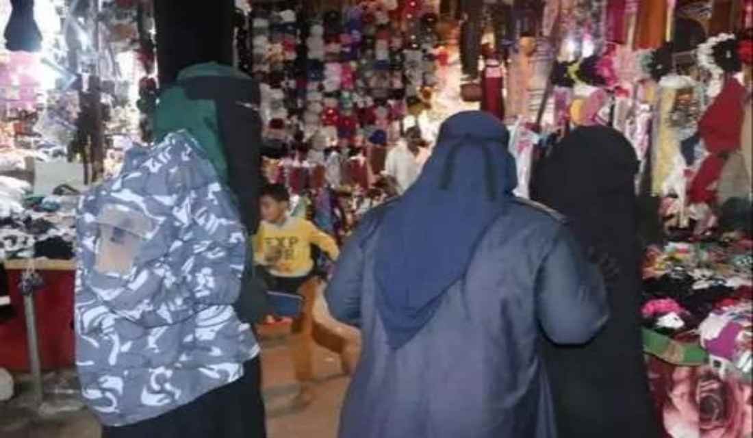 الشرطة النسائية بمدينة المكلا تعيد طفلاً تاه عن أسرته Image