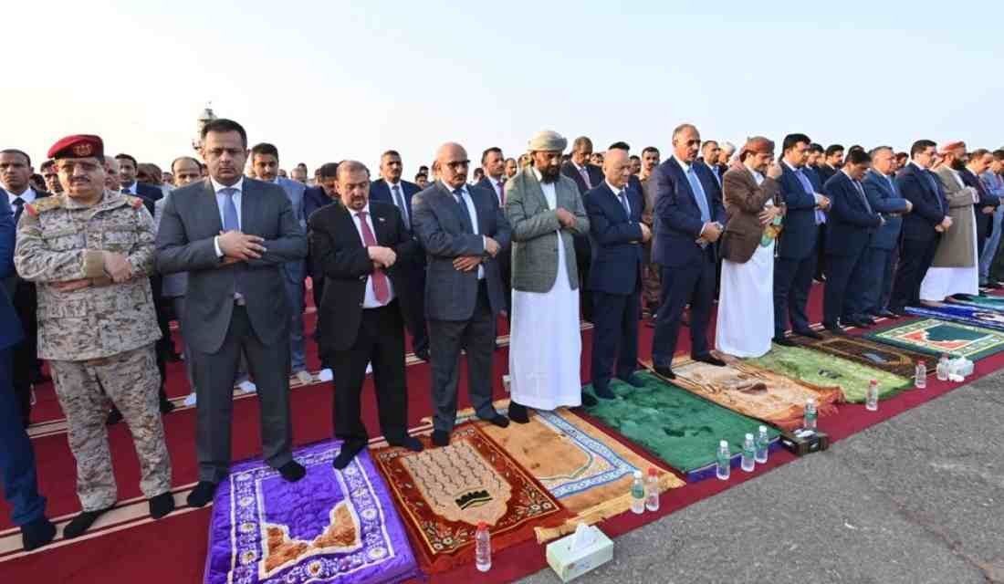 رئيس مجلس القيادة يؤدي مع نوابه وقيادات الدولة صلاة عيد الفطر في عدن Image