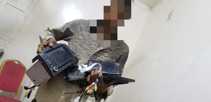 شرطة المهرة تلقي القبض على لص تسلل إلى ساحة جمارك شحن Image