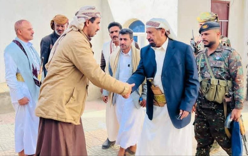مدير عام شرطة مأرب يؤدي واجب العزاء في وفاة الشيخ صادق الأحمر Image