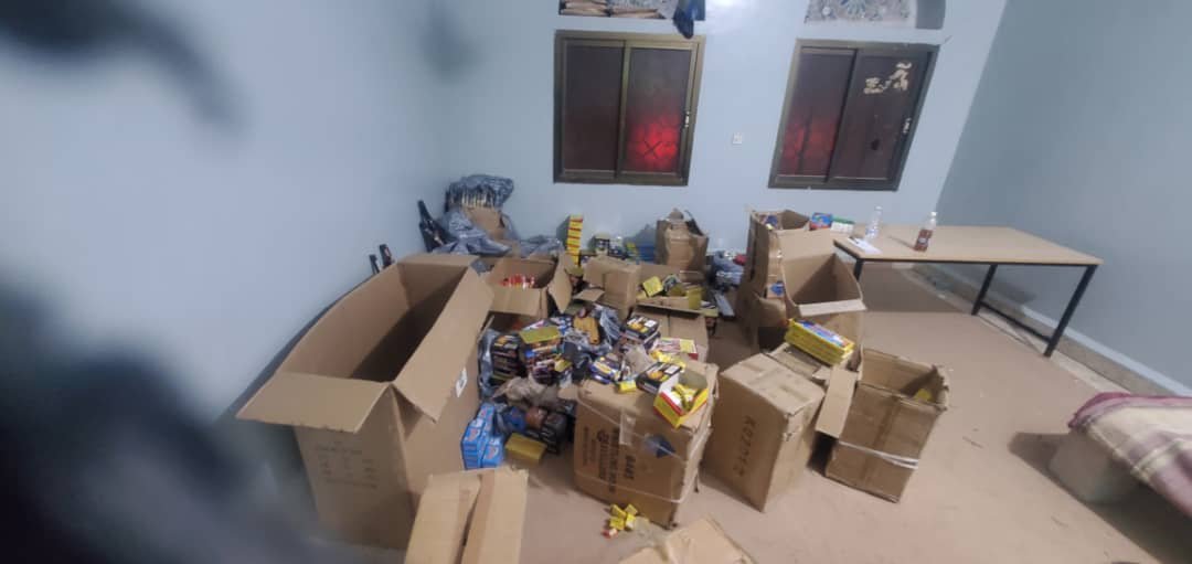 شرطة تريم تنفذ حملة لضبط محلات بيع الألعاب النارية ومصادرتها Image