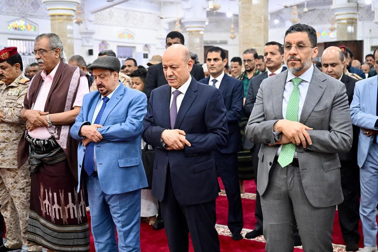 رئيس مجلس القيادة يؤدي في عدن مع قيادات الدولة والمواطنين صلاة عيد الفطر ويستقبل جموع المهنئين   Image