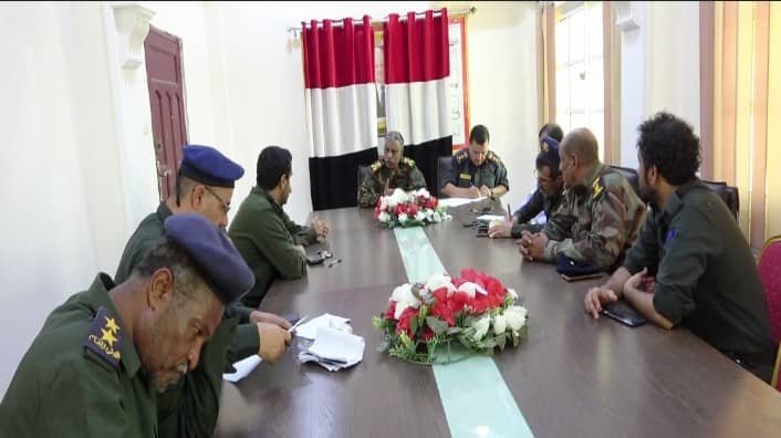 مدير أمن المهرة يترأس اجتماعًا بإدارة الجوازات لمناقشة تسهيل حركة المسافرين عبر المنافذ Image