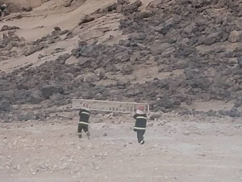 الدفاع المدني بشبوة يستجيب لاستغاثة ثلاثة شبان عالقين في جبل شرقي عتق ويستنفر جهود الإنقاذ  Image