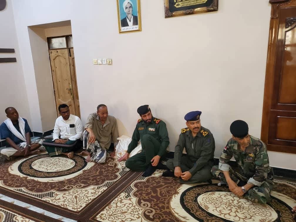 مدير عام الأمن والشرطة بوادي حضرموت يقدّم واجب العزاء لأسرة الفقيد الشاب محمد سعيد يادين Image