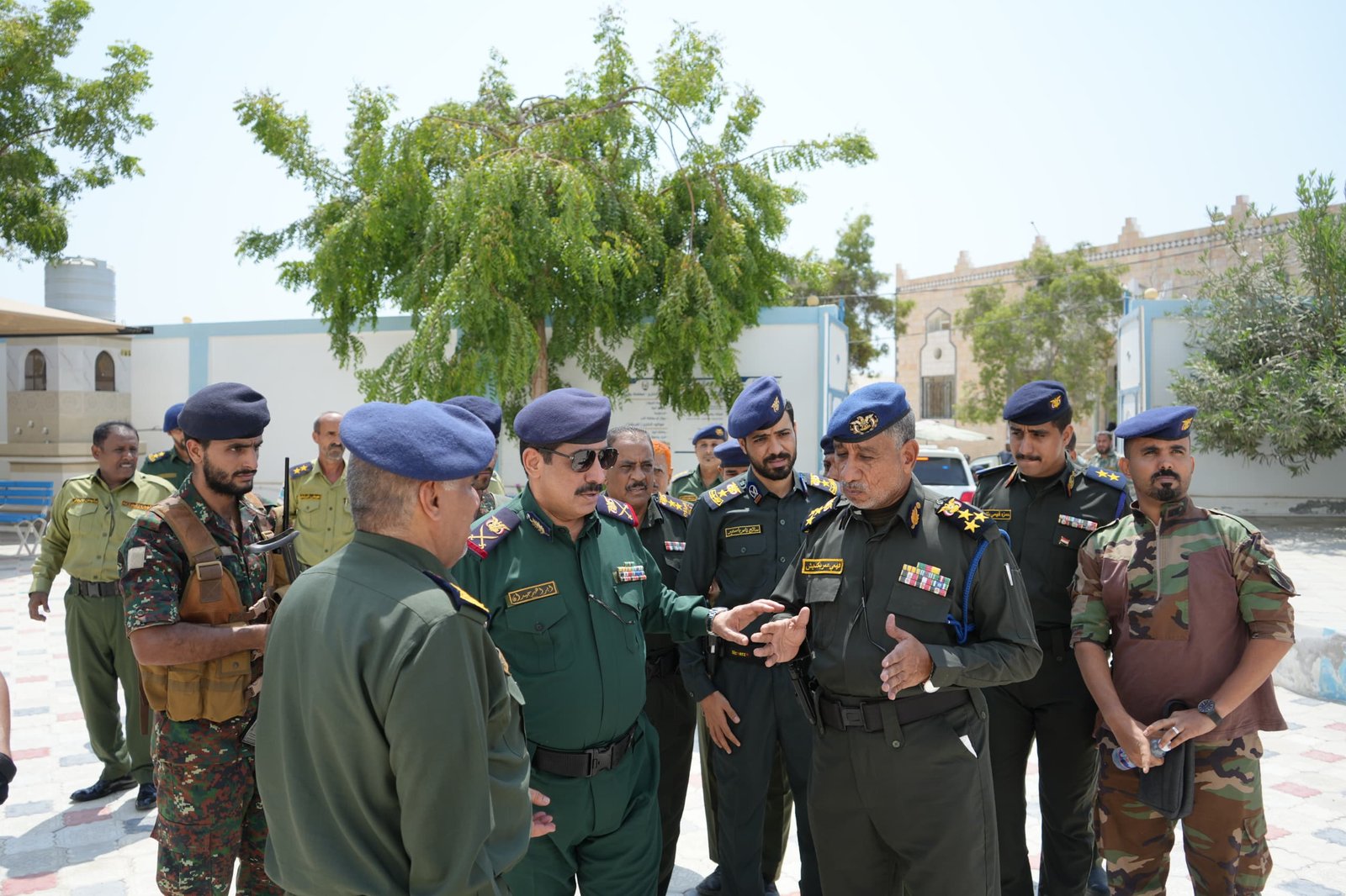 وزير الداخلية يطلع على سير العمل بفرع الهجرة والجوازات والمركز الشرطي النموذجي بالمكلا Image