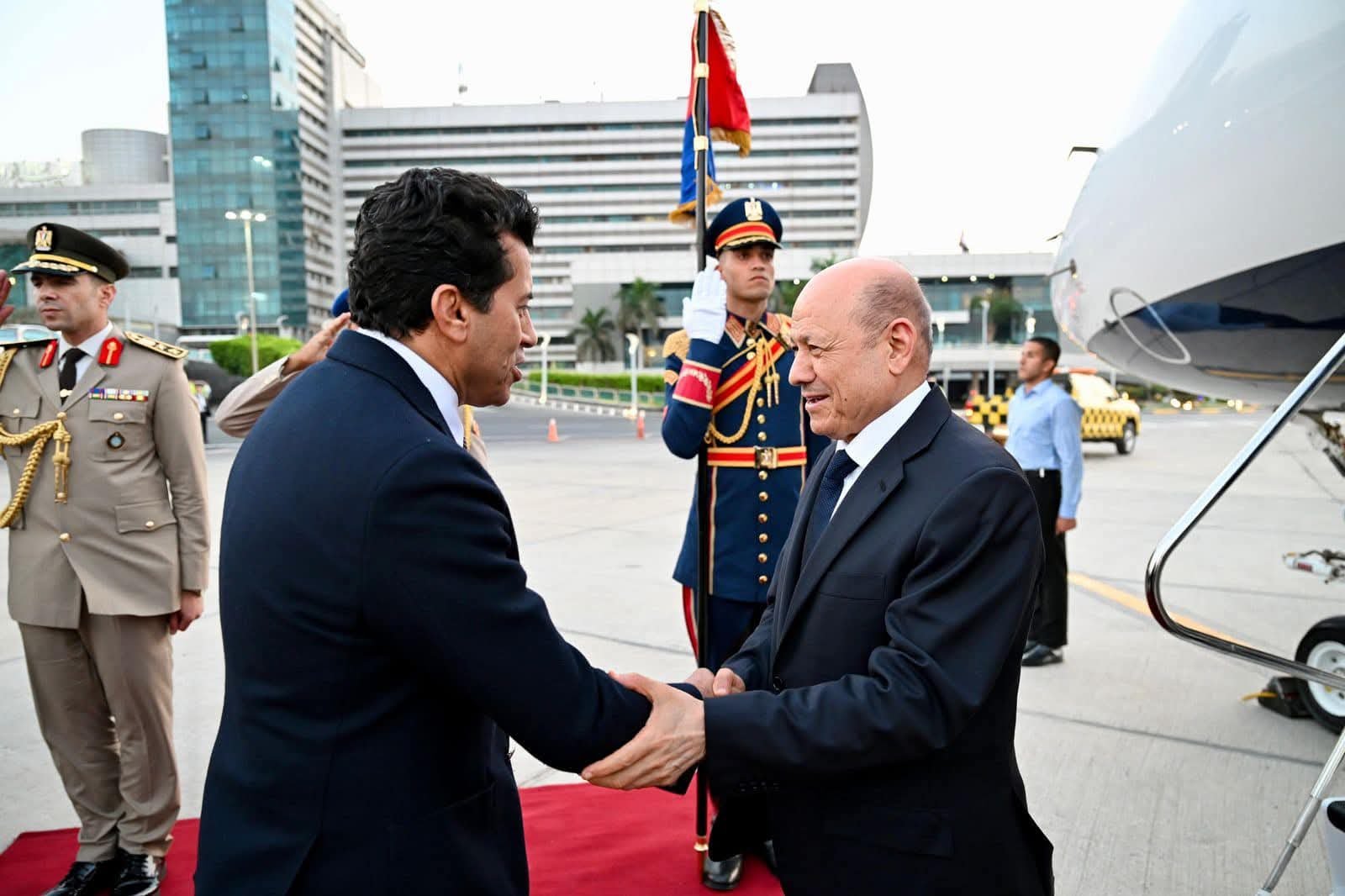 رئيس مجلس القيادة يصل القاهرة بدعوة من الرئيس السيسي للمشاركة في افتتاح المتحف المصري الكبير Image