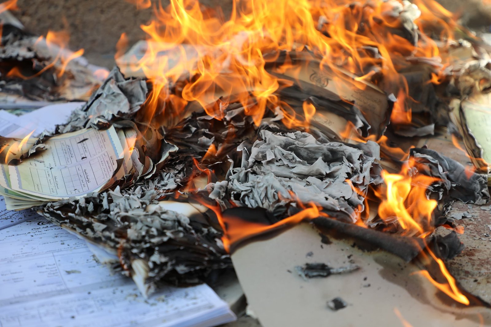 رئاسة مصلحة الأحوال المدنية تتلف أوراقاً ثبوتية ضبطت أثناء تهريبها من مناطق ميليشيات الحوثي الارهابية  Image