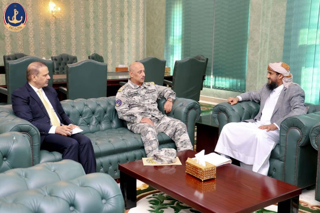 المحرّمي يناقش تعزيز قدرات خفر السواحل لمواجهة تهريب السلاح والتهديدات البحرية Image