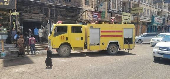 رجال الدفاع المدني بالمكلا يخمدون حريقا شبت نيرانه في مستودع الطاقات الشمسية Image