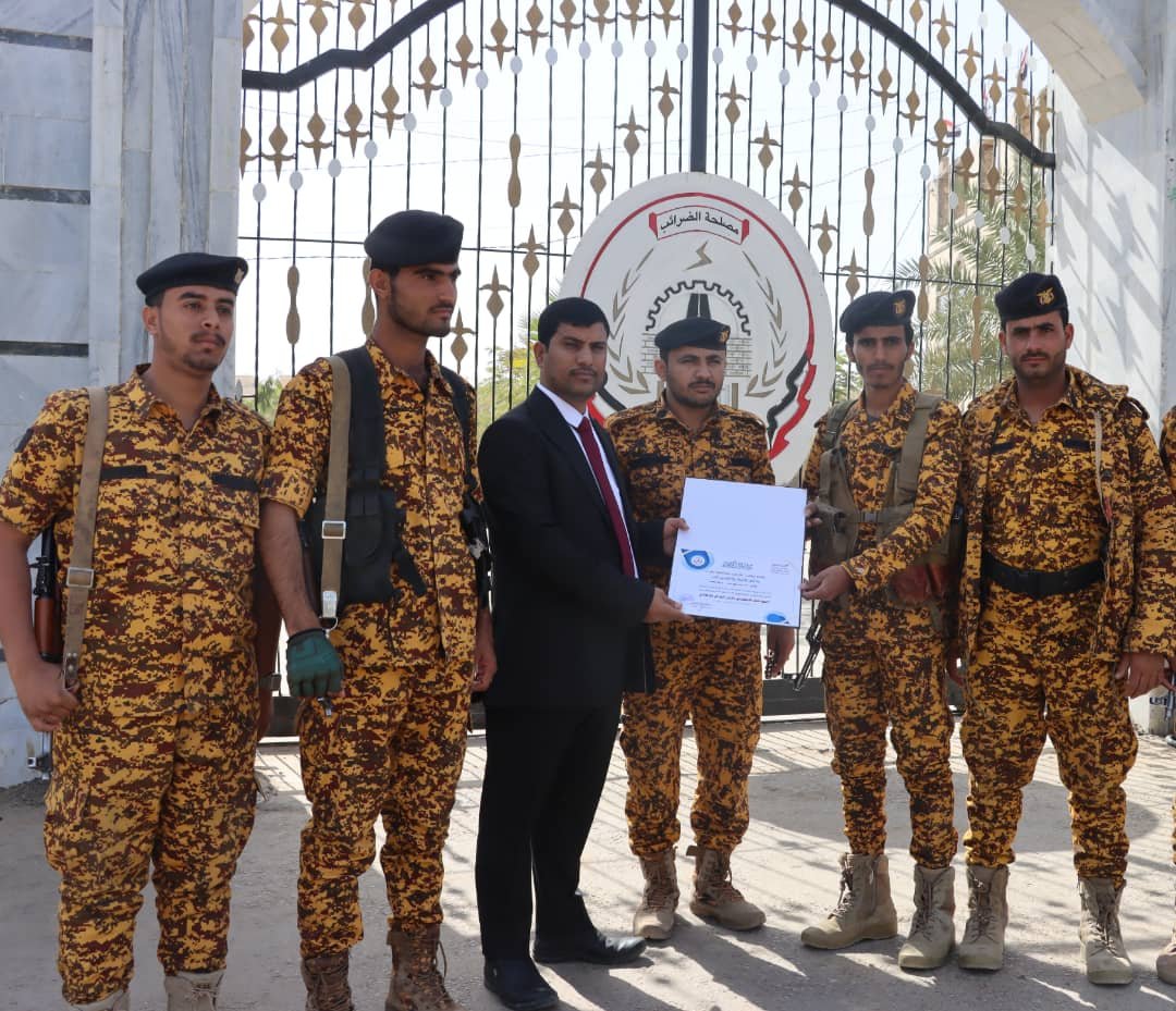مكتب الضرائب محافظة بمأرب يكرم الجندي حسن وعة من منتسبي شرطة المنشآت  Image