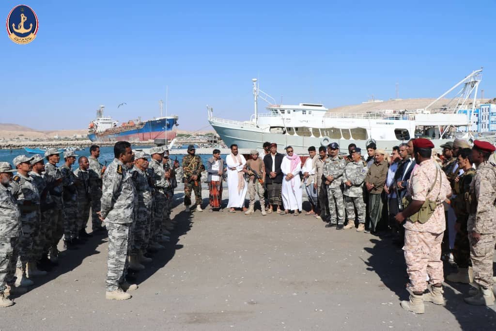 وكيل أول المهرة يطلع على جاهزية القوات العسكرية والأمنية في ميناء نشطون ويؤكد استعدادها لحماية السواحل والممرات البحرية Image