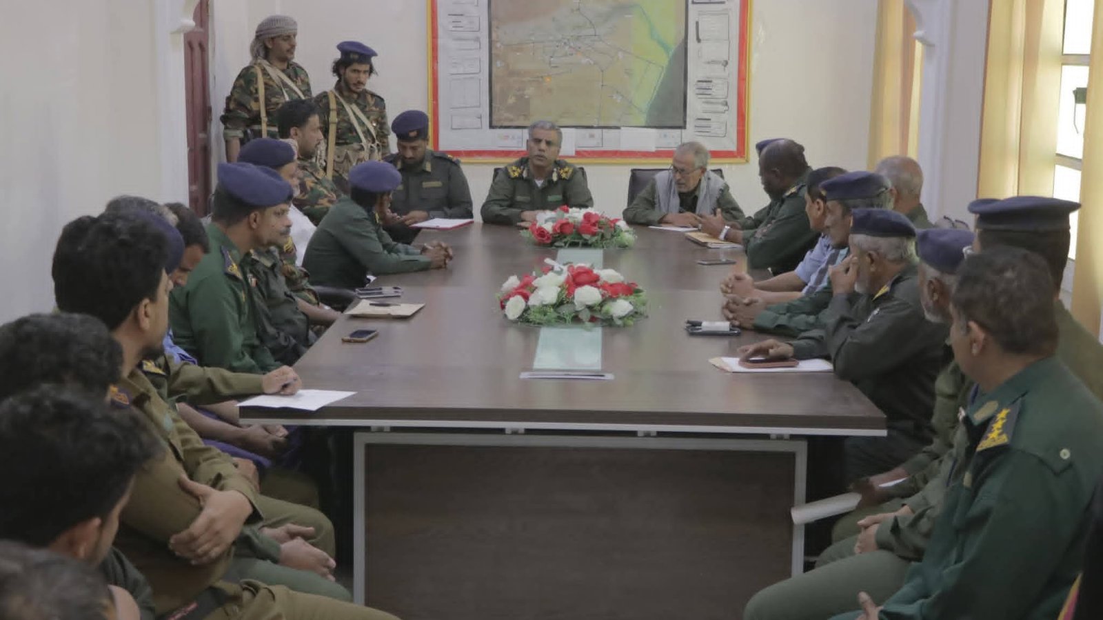 مدير عام شرطة المهرة  يعقد اجتماعًا موسعًا بقادة الوحدات الأمنية ويوجه بمضاعفة الجهود الأمنية Image