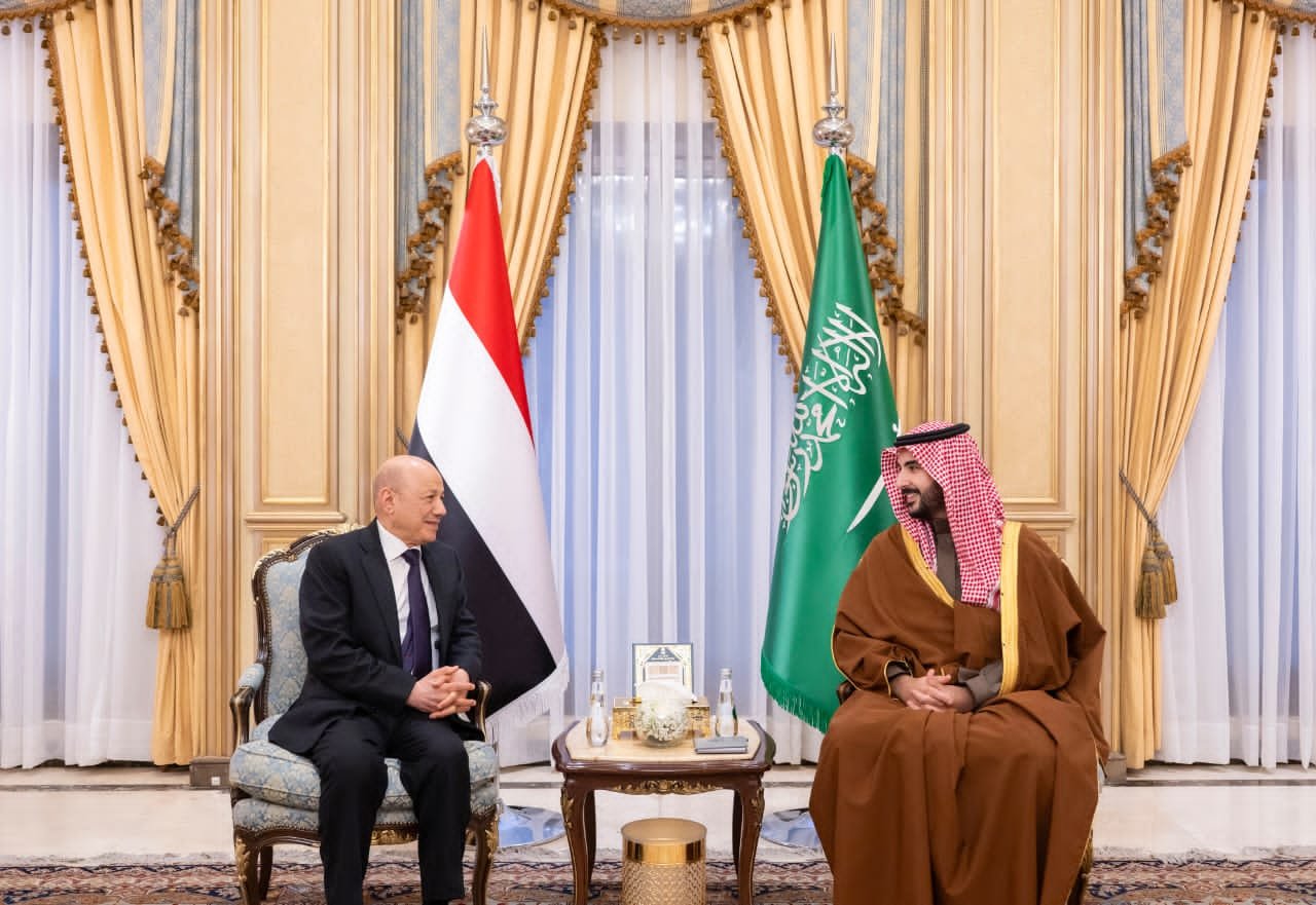 رئيس مجلس القيادة يبحث و وزير الدفاع السعودي مستجدات الاوضاع الوطنية وآفاق الشراكة الواعدة بين البلدين  Image