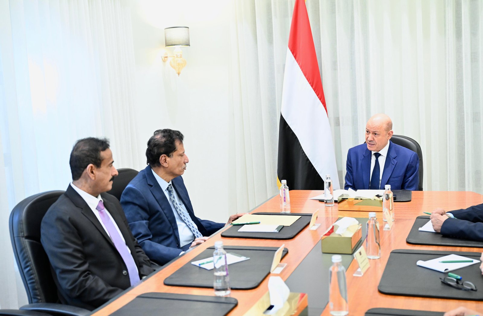 رئيس مجلس القيادة يجتمع بمحافظي المهرة وشبوة ويعلن تدشين مرحلة واعدة بالمشاريع الانمائية في المحافظتين  Image