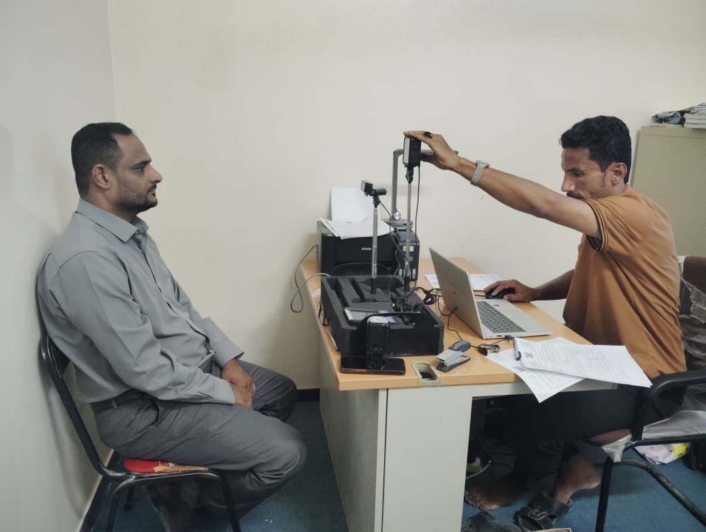 لجنة الحقائب المتنقلة بحضرموت تدشن قطع البطاقة الذكية لمنتسبي محكمة ونيابة استئناف تريم Image