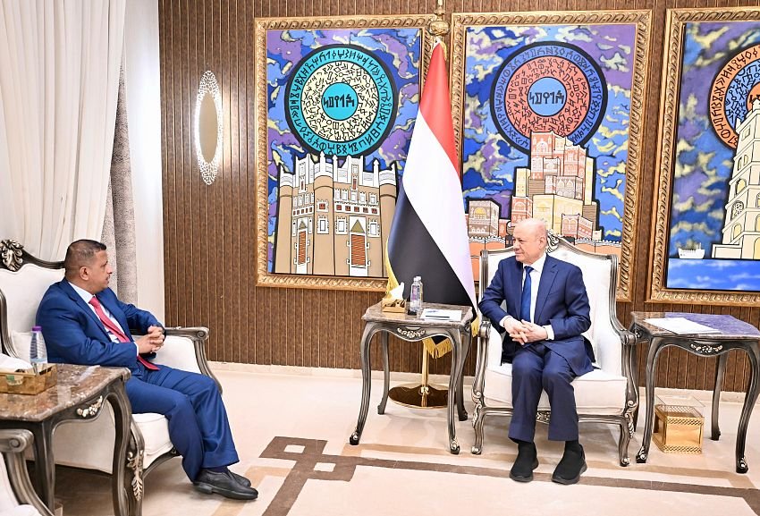 رئيس مجلس القيادة يحذر من استنساخ انتهاكات المليشيات الحوثية بحق الصحفيين والحريات العامة Image