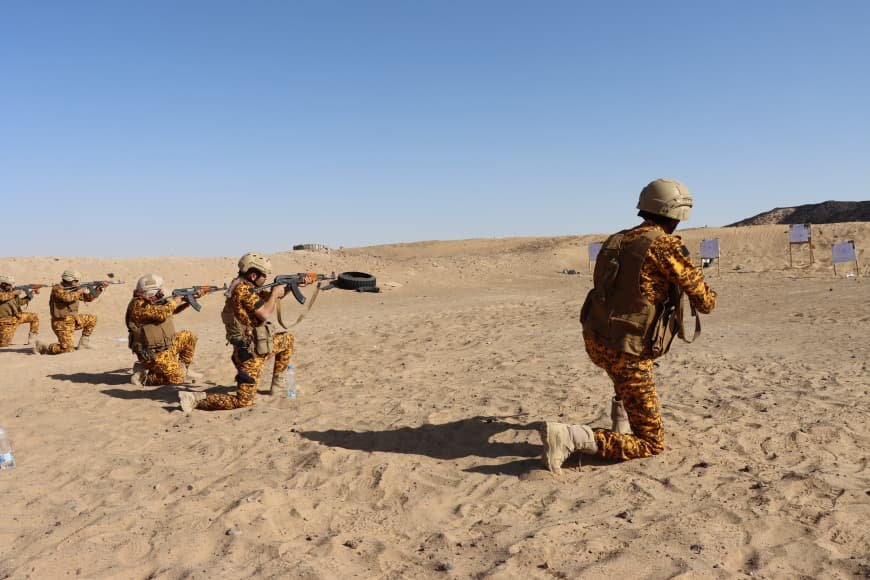 شرطة حراسة  المنشآت بمأرب تنفذ مشروع ضرب النار بالذخيرة الحية لعدد من منتسبيها Image