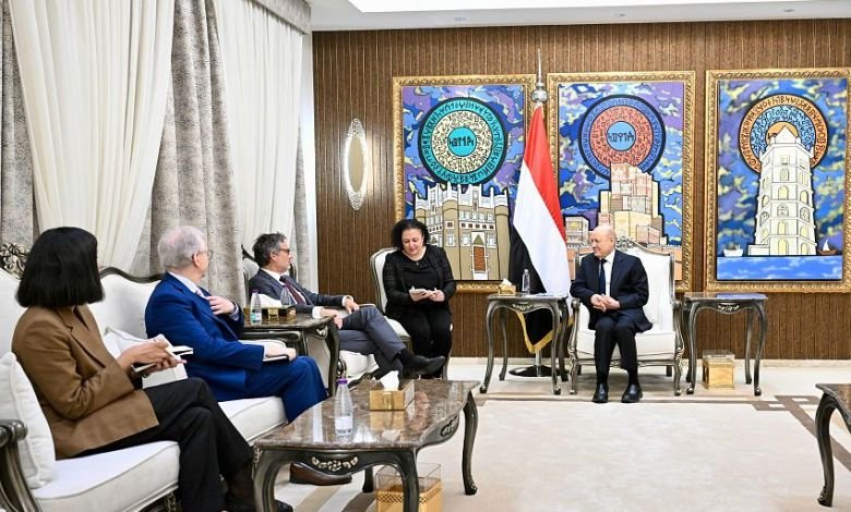 الرئيس العليمي يؤكد التزام اليمن بالشراكة الوثيقة مع المجتمع الدولي في مجال مكافحة الإرهاب وحماية الممرات المائية Image