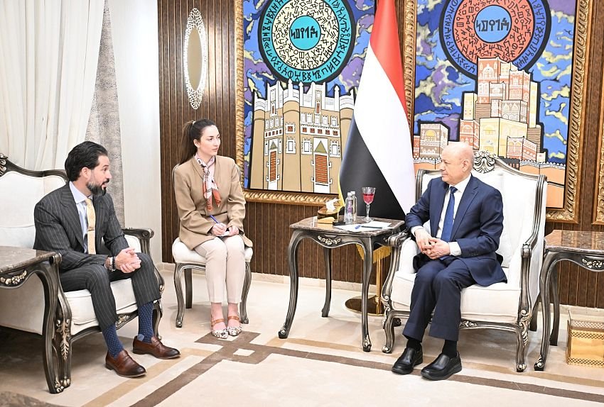 رئيس مجلس القيادة يشيد بالضغوط الامريكية القصوى على المليشيات الحوثية والنظام الايراني Image