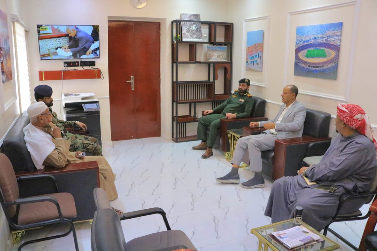 مدير شرطة الوادي والصحراء يناقش مع مدير عام سيئون تعزيز الأمن وتنظيم حركة السير Image