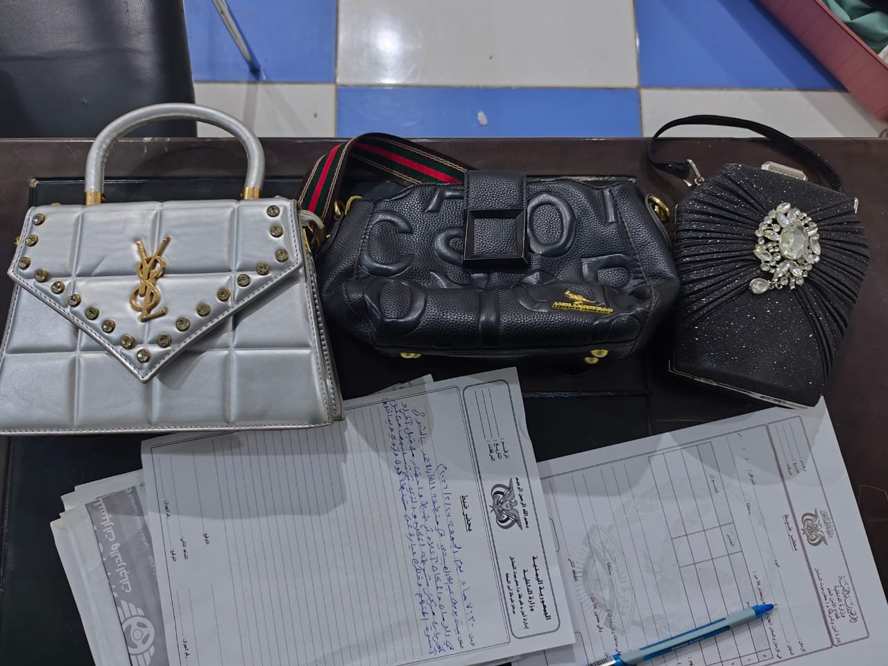 شرطة المكلا تضبط متهماً بكسر زجاج سيارة وسرقة مجوهرات ومقتنيات لتجهيزات عرس Image