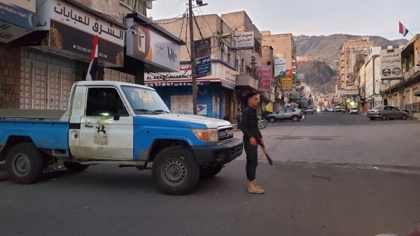 شرطة تعز تضبط متهم بإصابة شاب بطعنة في الظهر إثر مشادة كلامية بالمعافر Image