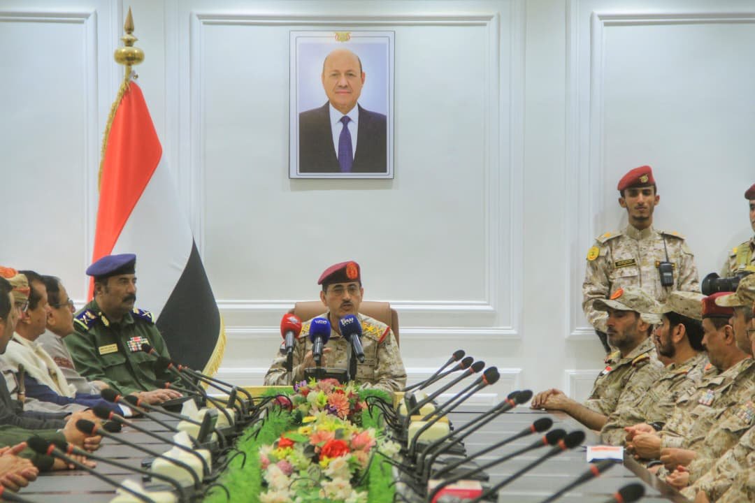 وزير الدفاع يعقد اجتماعاً موسعاً بالقيادات العسكرية والأمنية في مأرب  Image