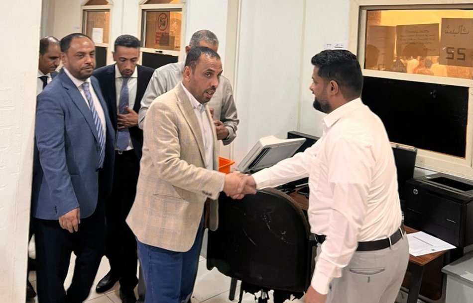 رئيس مصلحة الهجرة والجوازات والجنسية يتفقد سير العمل في قسم إصدار الجوازات بالقنصلية  بجدة Image