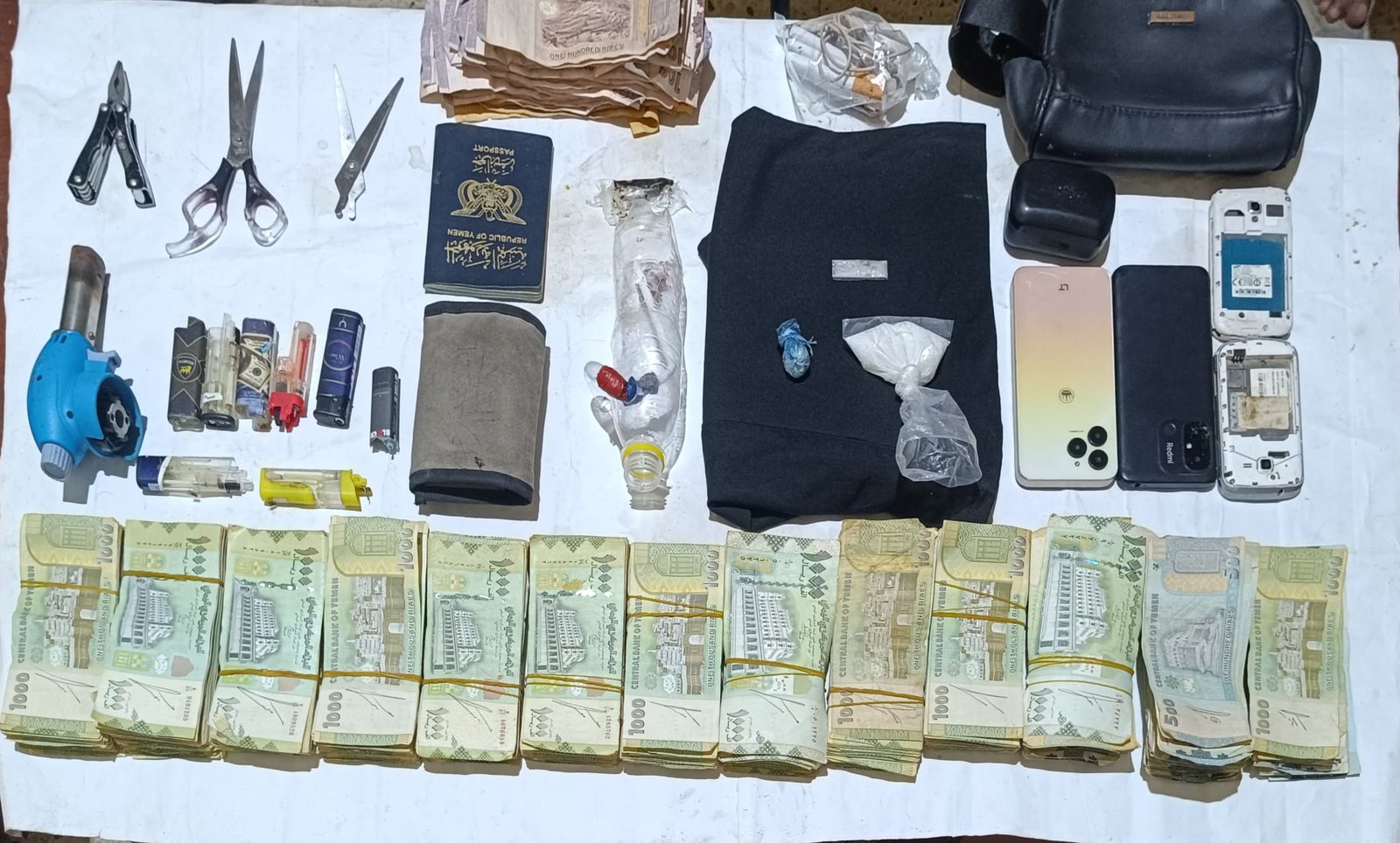 مكافحة المخدرات تداهم وكراً لعصابة ترويج “الشبو” شرق المكلا وتضبط متهمين وكميات مخدرة Image