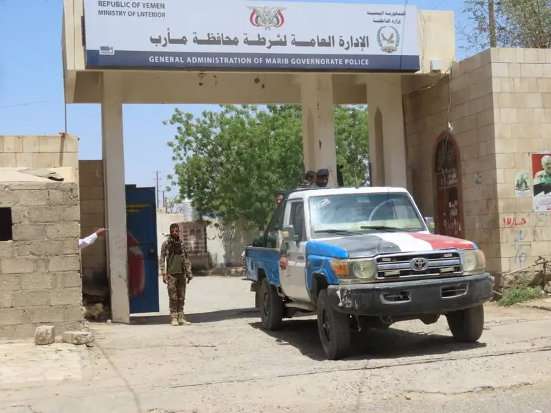 شرطة مأرب تضبط 3 أشقاء متهمين بجريمة الابتزاز الالكتروني بينهم حدثين Image