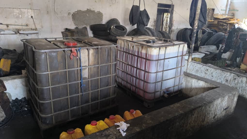 شرطة ساحل حضرموت تضبط مستودعاً لتهريب الديزل في منطقة الريان بالمكلا Image