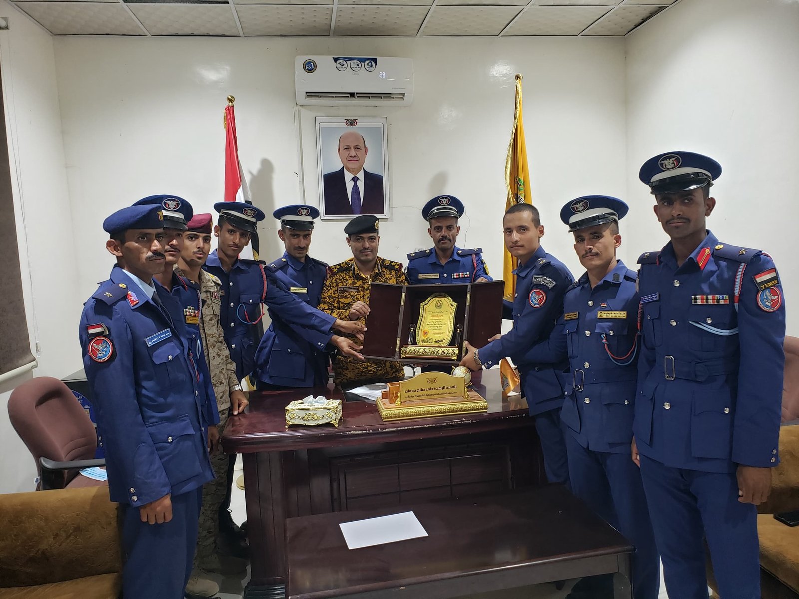 العميد علي دومان يهنئ خريجي منتسبي شرطة المنشأت من  كلية الطيران والدفاع الجوي بمأرب Image
