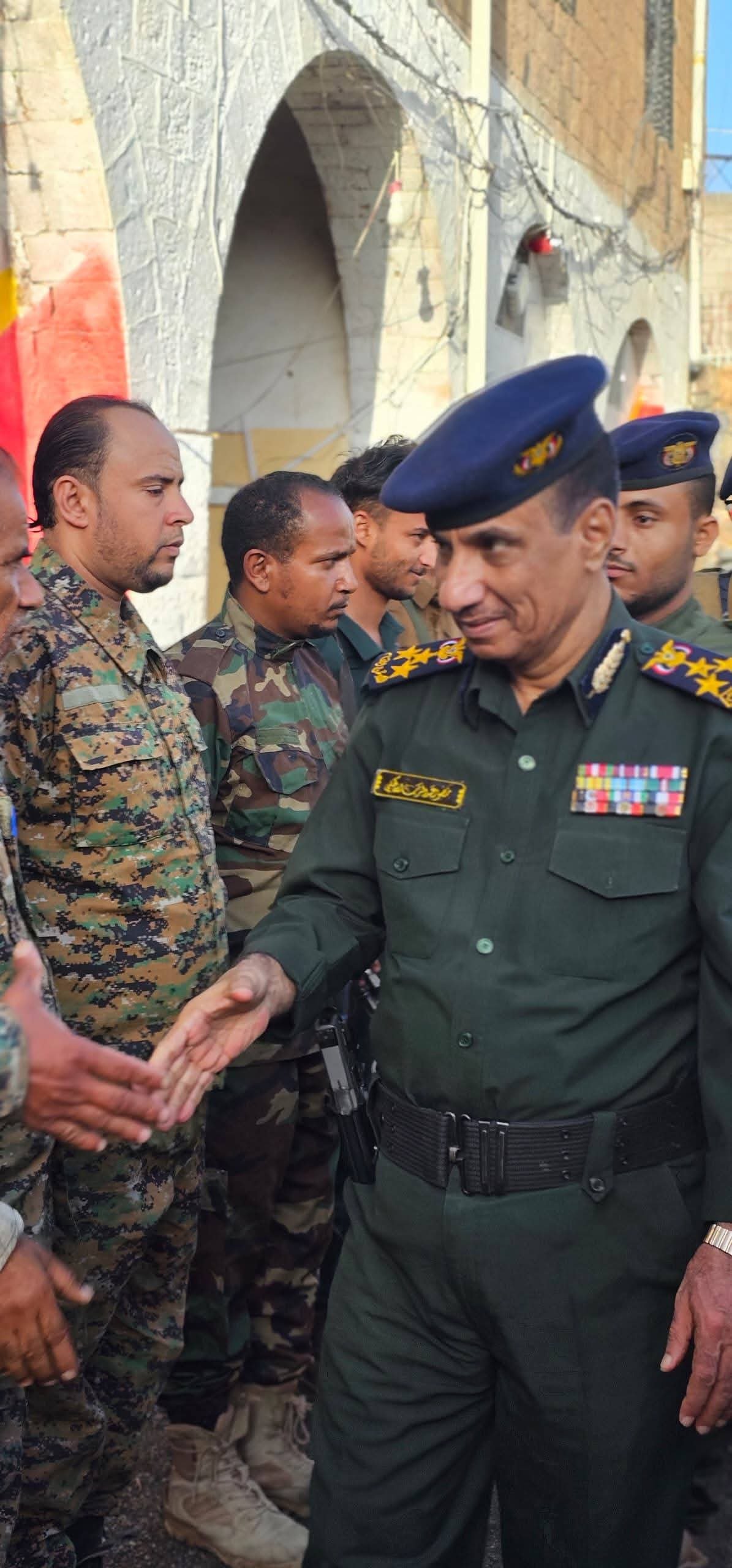 مدير عام شرطة تعز يتفقد الجاهزية الأمنية ويشارك منتسبي الشرطة أجواء عيد الأضحى Image