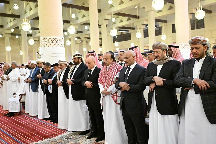 رئيس مجلس القيادة وعدد من اعضاء المجلس يتقدمون جموع المصلين والمشيعين لجثمان فقيد اليمن الكبير الرئيس السابق عبدربه منصور هادي Image