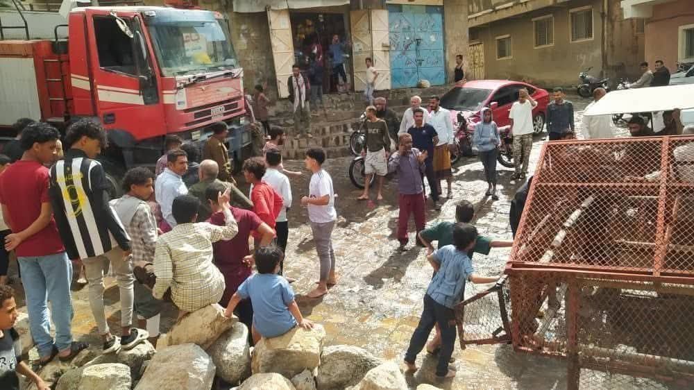 الدفاع المدني بتعز يخمد حريقا نشب في احدى البنايات وينقذ امرأة وطفلين  Image