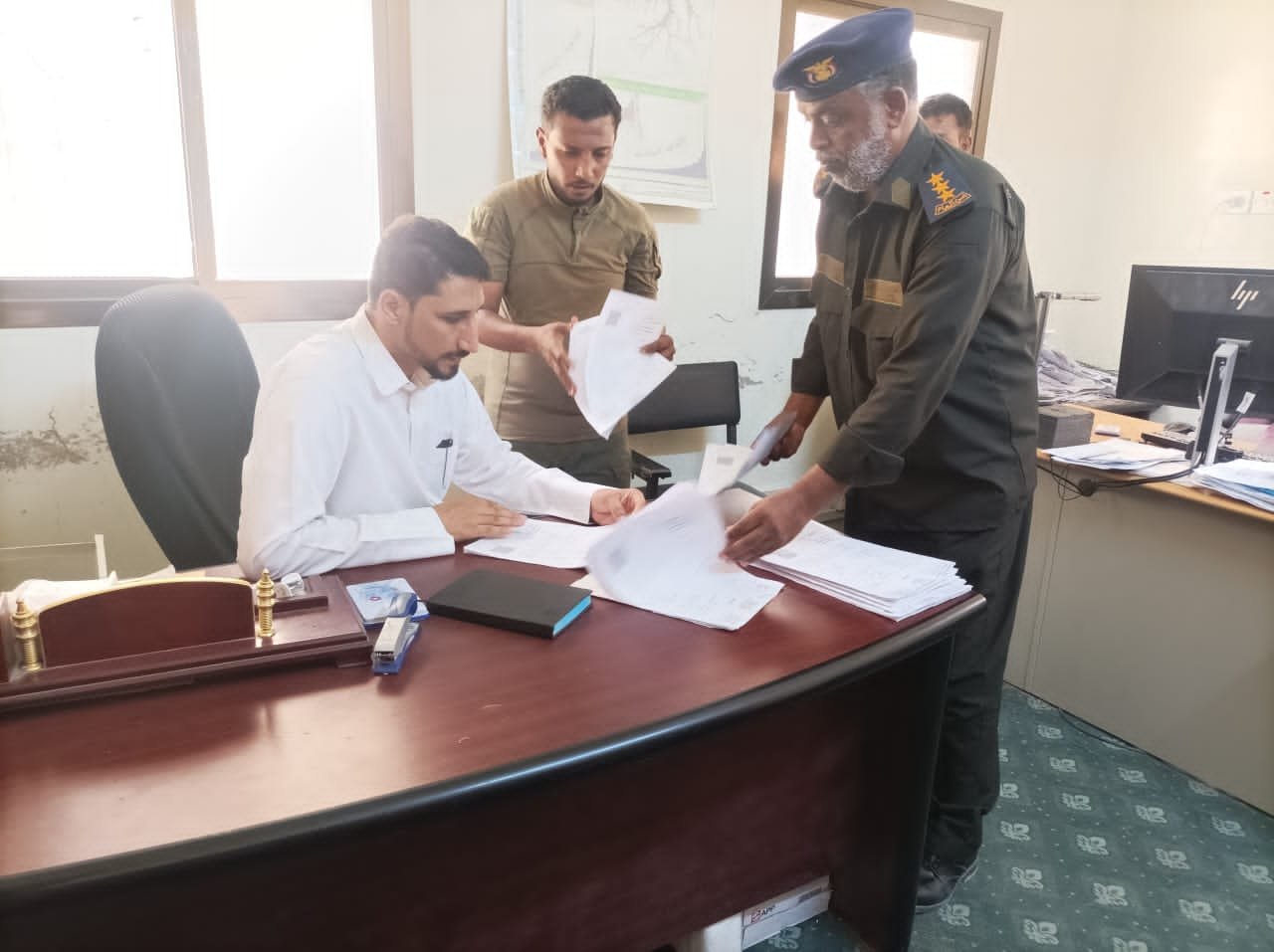 مدير عام السجل المدني يتفقد عدد من مراكز الأحوال المدنية بمحافظة حضرموت Image