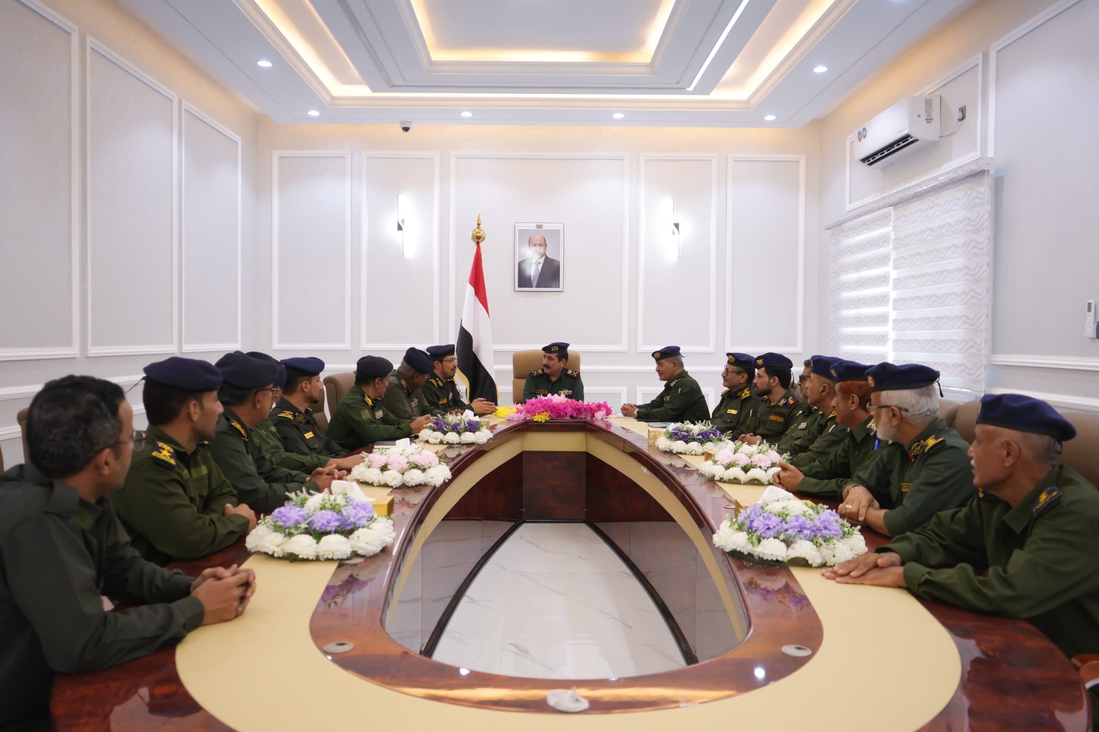 وزير الداخلية يترأس اجتماعاً لقيادة مصلحة الأحوال المدنية والسجل المدني  Image