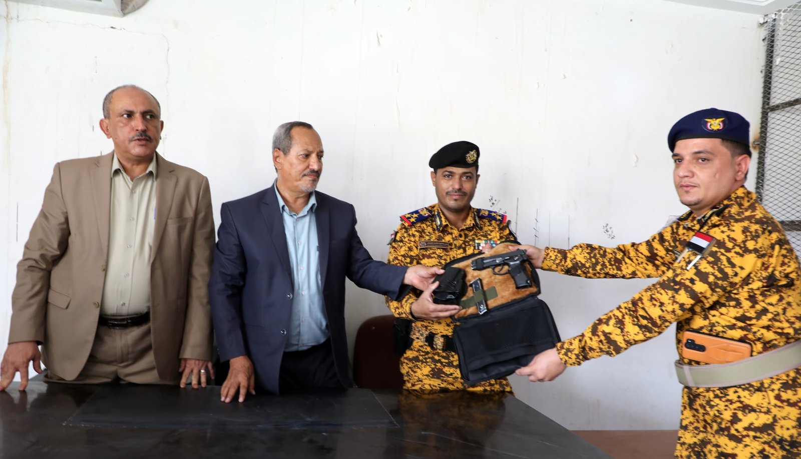 محكمة استئناف مأرب والجوف تكرّم ضابطًا من شرطة المنشآت تقديرًا لتميزه في أداء مهامه Image