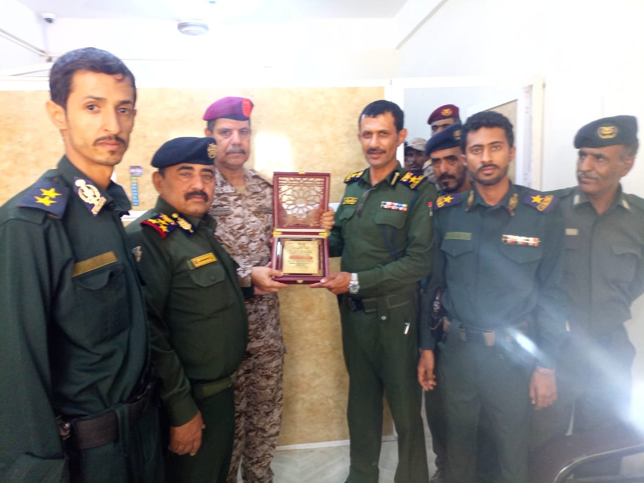 قائد محور عتق ومدير عام شرطة شبوة يتفقدان فرع الأحوال المدنية ويكرّمان قيادته Image