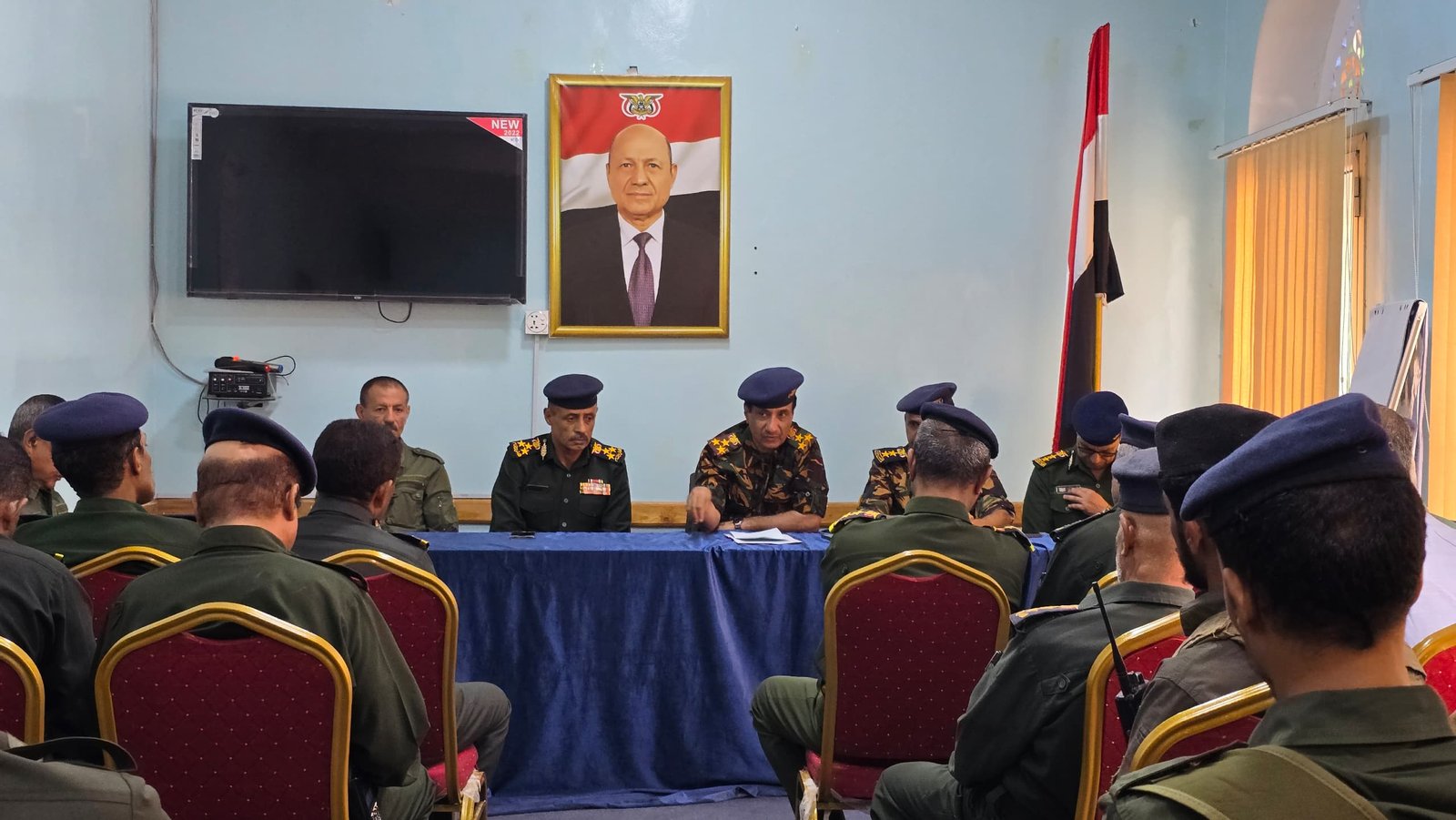 مدير عام شرطة تعز يترأس اجتماعا أمنيا ويؤكد رفع الجاهزية القصوى وتعزيز الانتشار الأمني Image