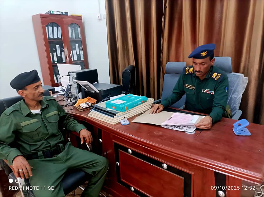 مدير  حقوق الإنسان بشرطة شبوة يتفقد أوضاع النزلاء في مراكز الاحتجاز بمدينة عتق Image