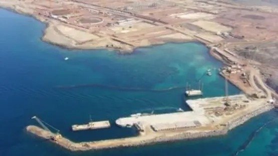 مليشيا الحوثي الارهابية تقتل 4 مدنيين جراء استهدافها الاحياء السكنية في مدينة المخا  Image