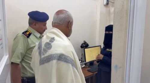 محافظ الحديدة يتفقد سير العمل بفرع مصلحة الهجرة والجوازات Image