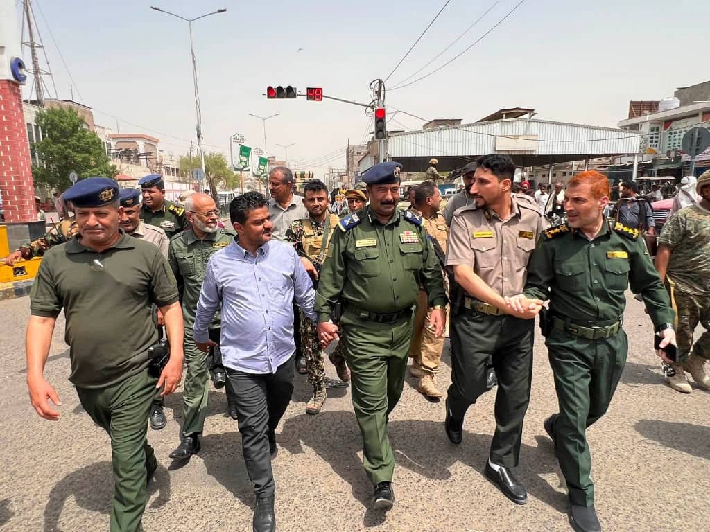 وكيل وزارة الداخلية يتفقد موقع مشروع مجمع الإصدار الآلي في مديرية الشيخ عثمان  Image
