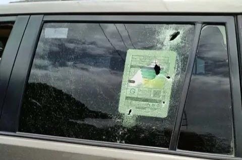 ميليشيا الحوثي الارهابية تستهدف سيارتي مسافرين بالضالع وتصيب 3 مدنيين بينهم إمراة  Image