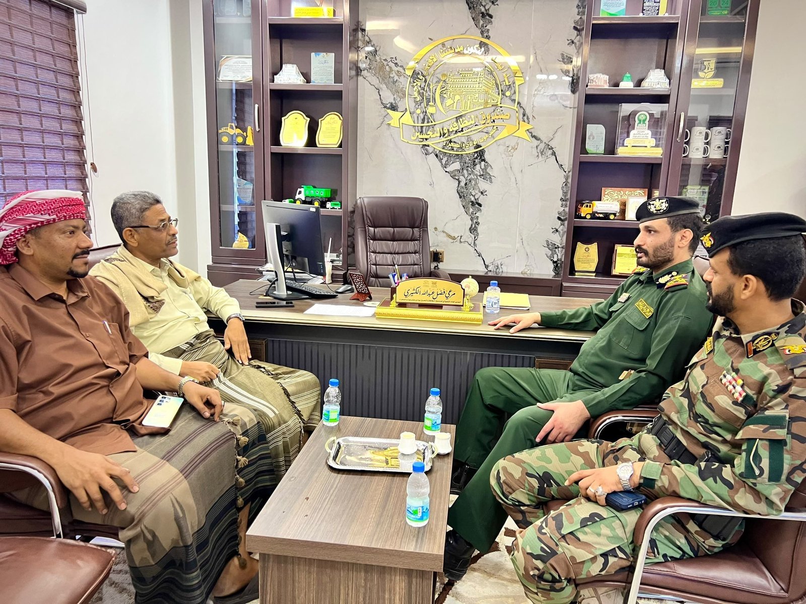 مدير عام شرطة وادي وصحراء حضرموت يبحث مع المدير التنفيذي لصندوق النظافة والتحسين تعزيز العمل المشترك Image