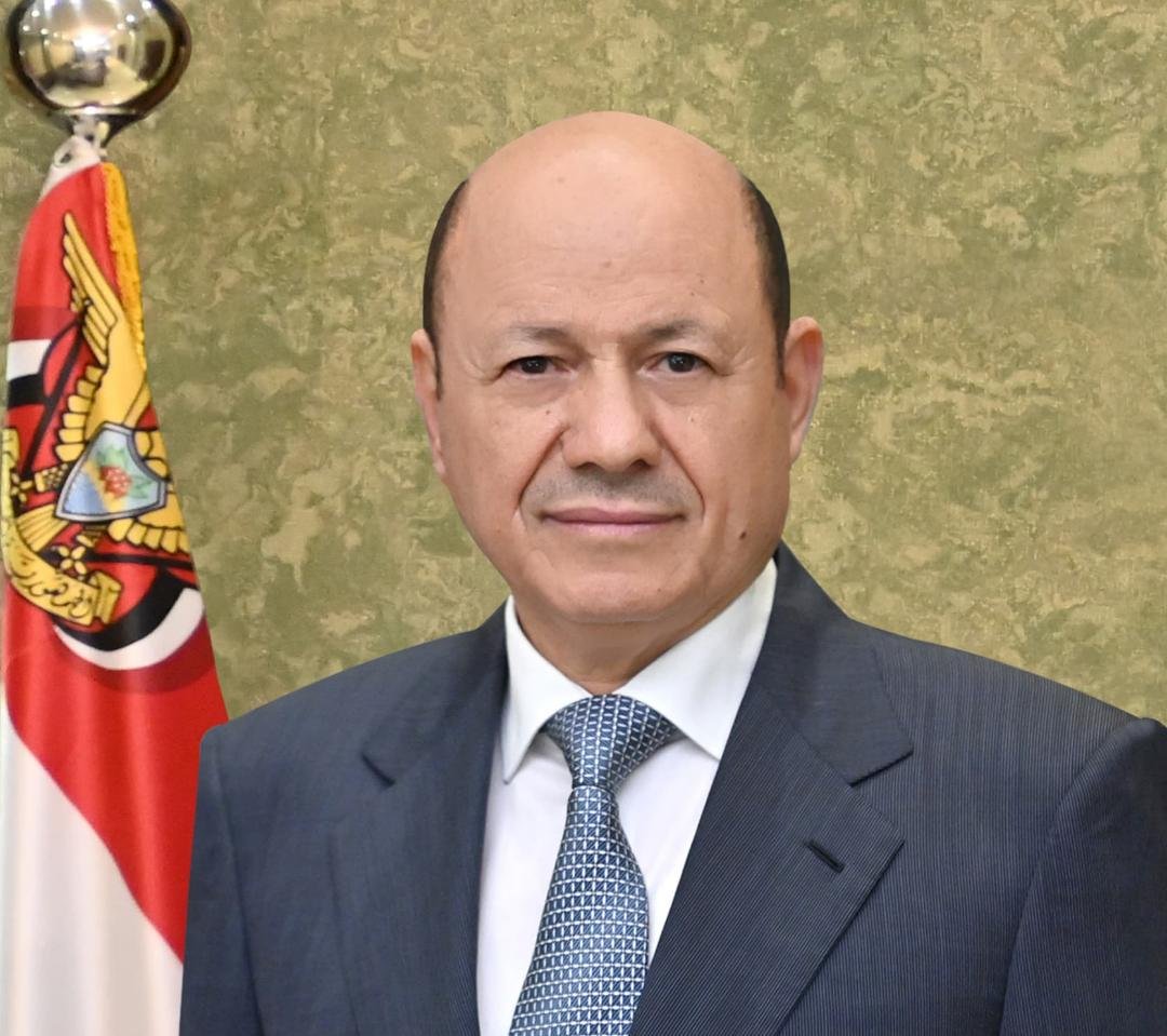 رئيس مجلس القيادة يشيد بكفاءة القوات الجوية في ردع التهديد الحوثي ويوجه بمضاعفة جهود الإغاثة الإنسانية Image
